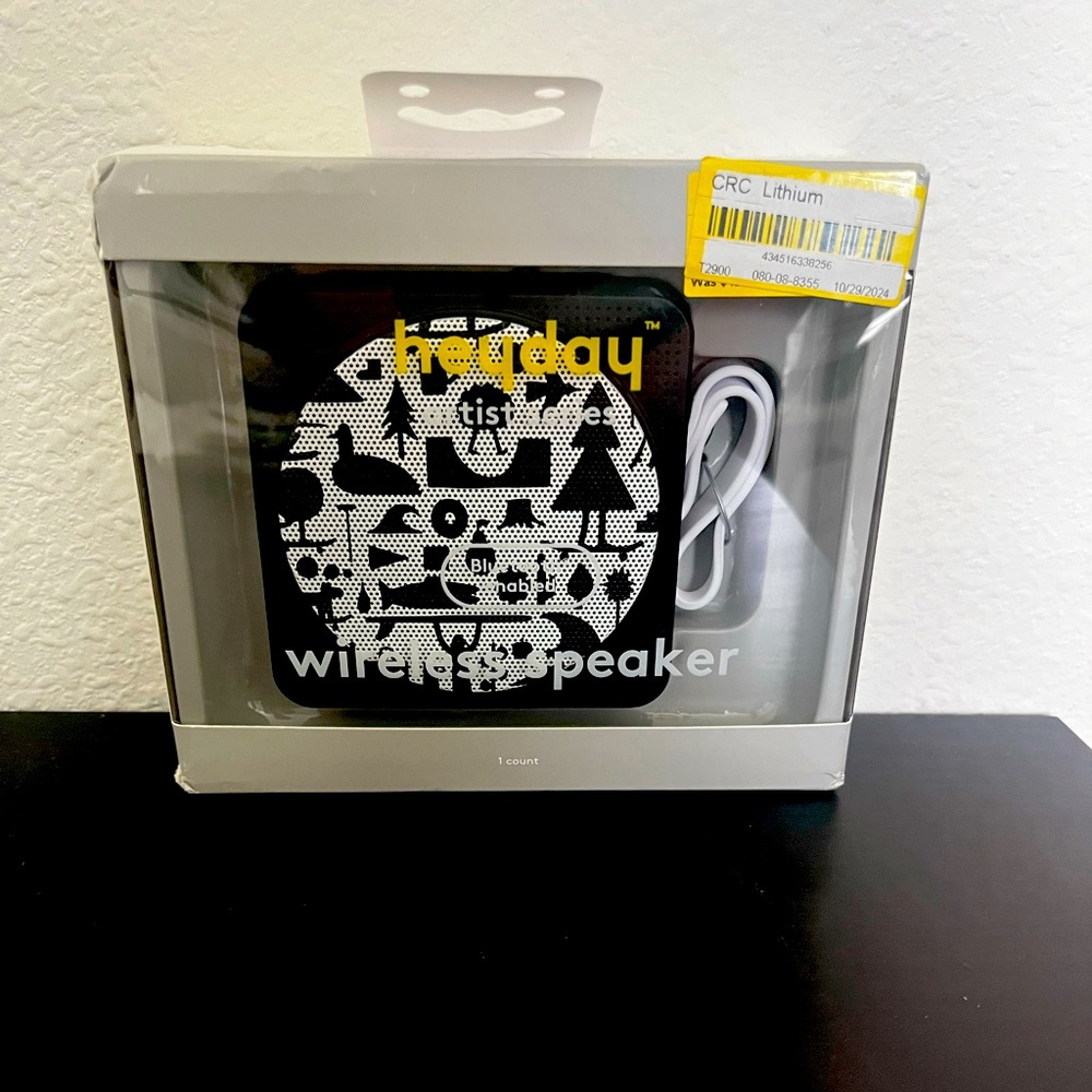 Heyday Wireless Speaker in Black and White